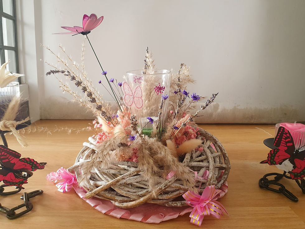 Windlichtgesteck aus einem Rattankranz, Trockenblumen, Glas mit Teelicht, rosdesign