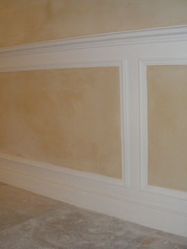 Enduits stuc sur murs soubassements et encadrements.
Pigment naturel ocre