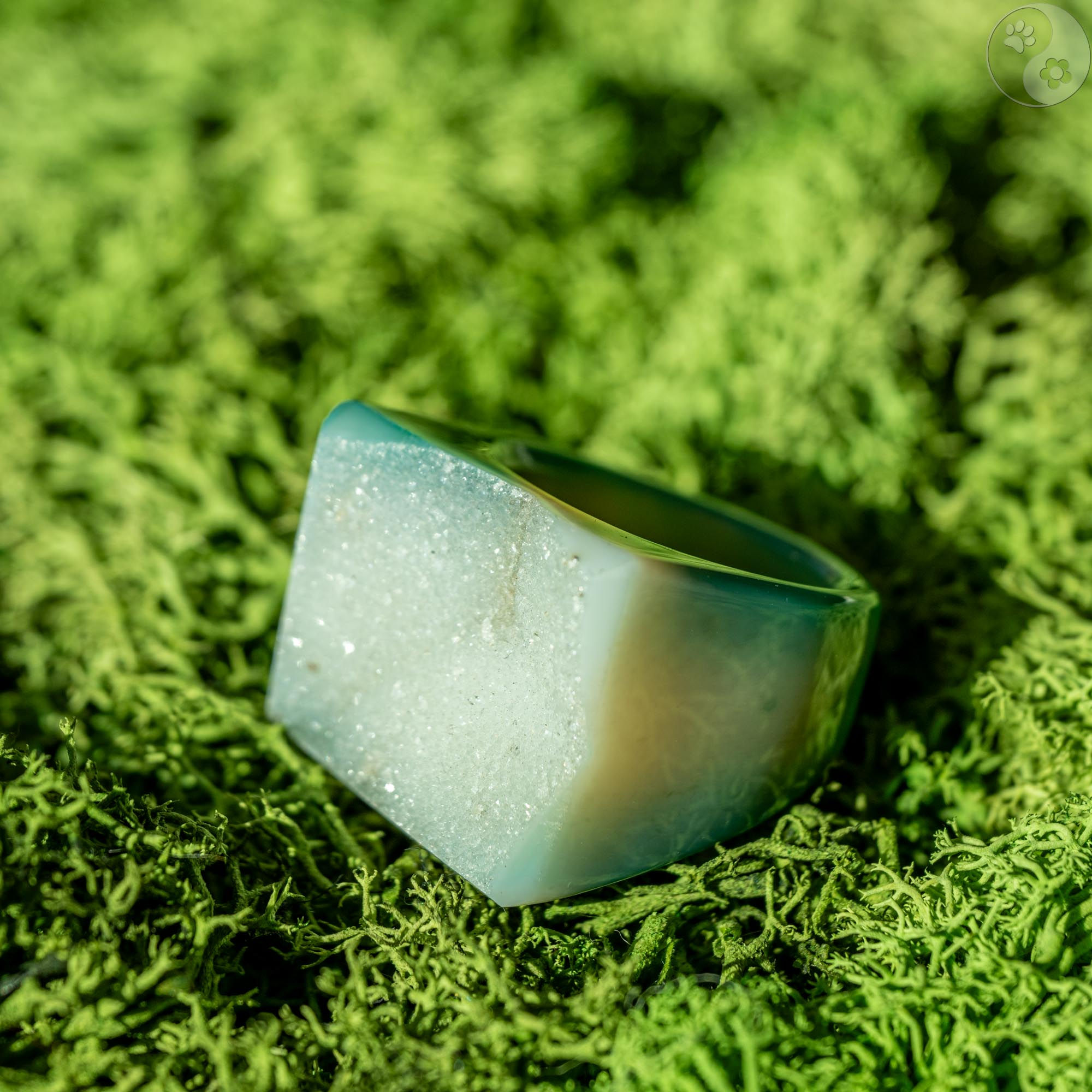 grüne weißer Stein-Ring mit weißem Top auf Moosbett, Heilstein-Schmuck, alternative Methoden