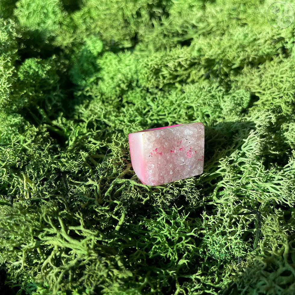 weiß-pinker Stein-Ring mit weißem Top auf Moosbett, Heilstein-Schmuck, alternative Methoden