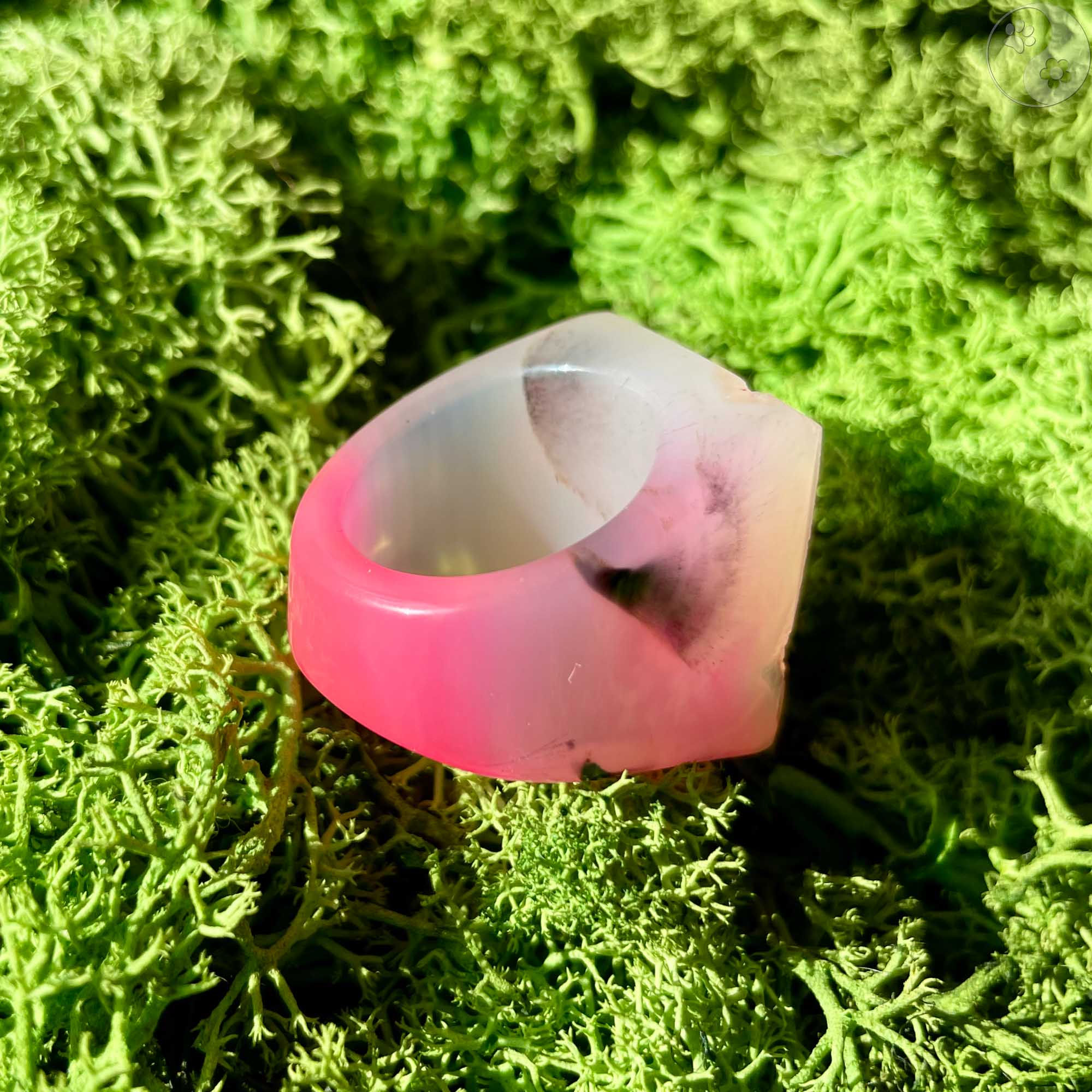 weiß-pinker Stein-Ring mit weißem Top auf Moosbett, Heilstein-Schmuck, alternative Methoden
