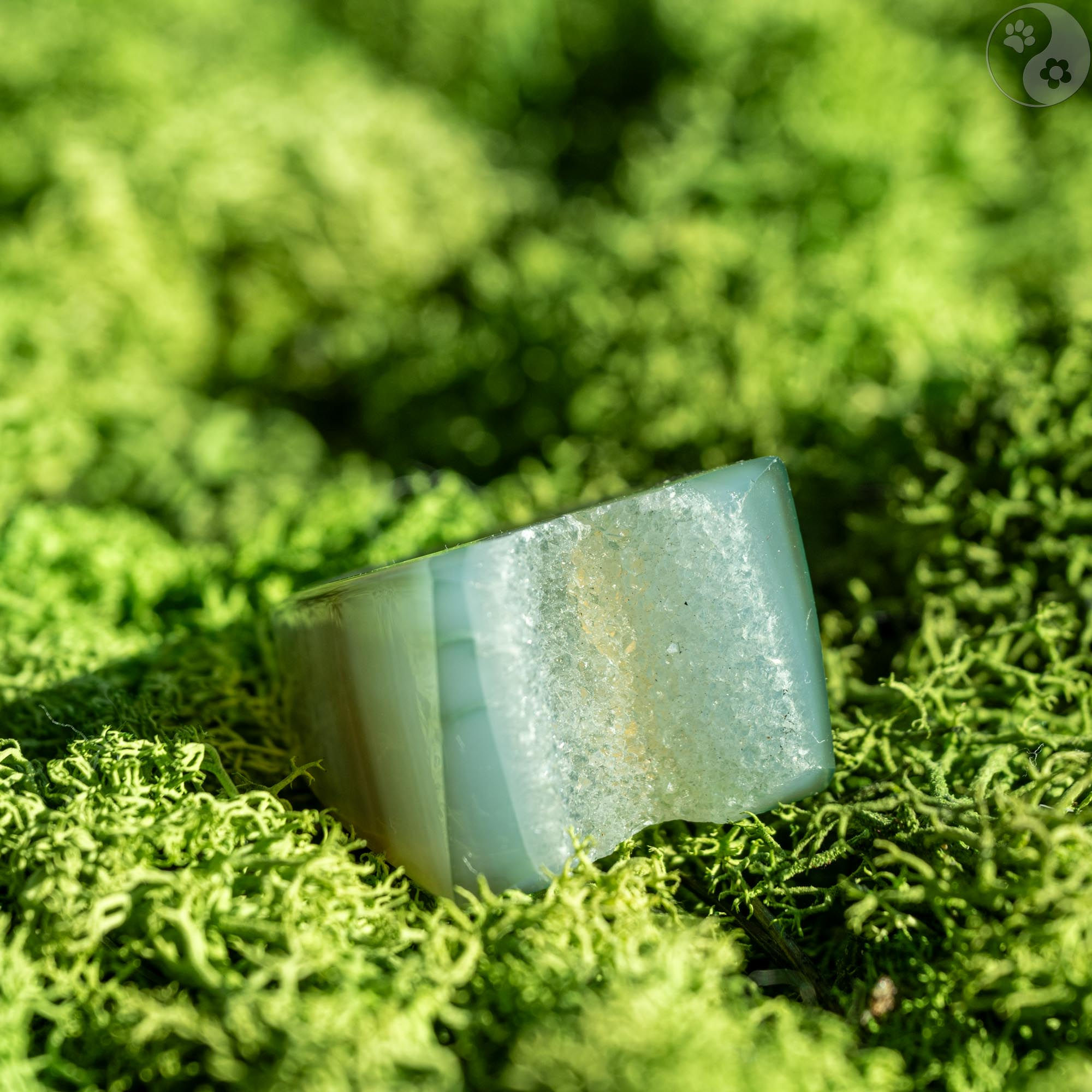 grüner Stein-Ring mit weißem Top auf Moosbett, Heilstein-Schmuck, alternative Methoden