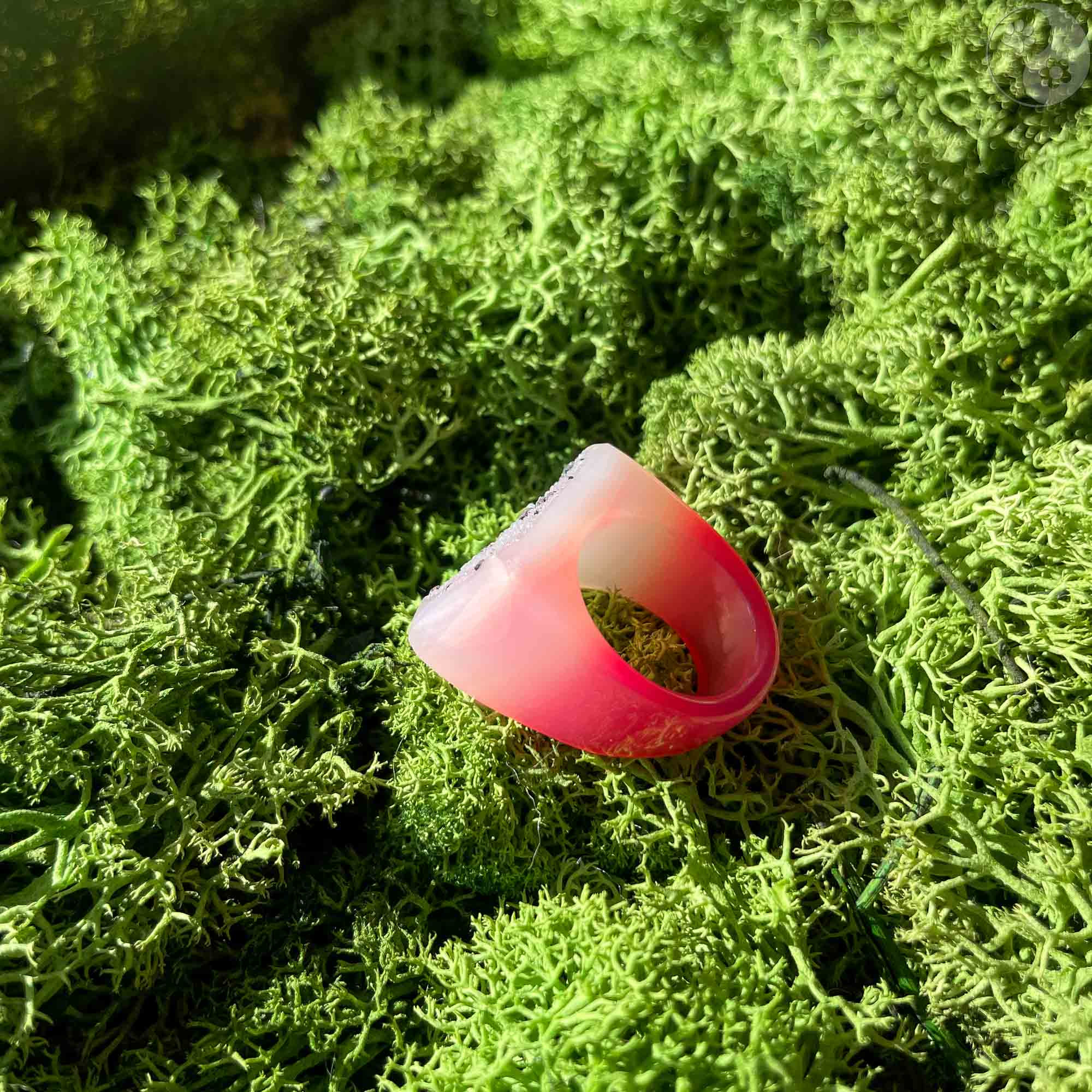 weiß-pinker Stein-Ring mit weißem Top auf Moosbett, Heilstein-Schmuck, alternative Methoden