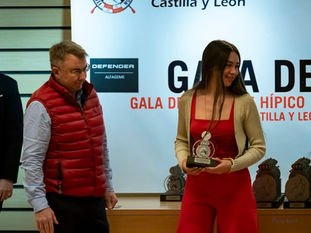 Carla Carballo recibe de la Federación los trofeos por sus éxitos en Equitación de Trabajo en 2023