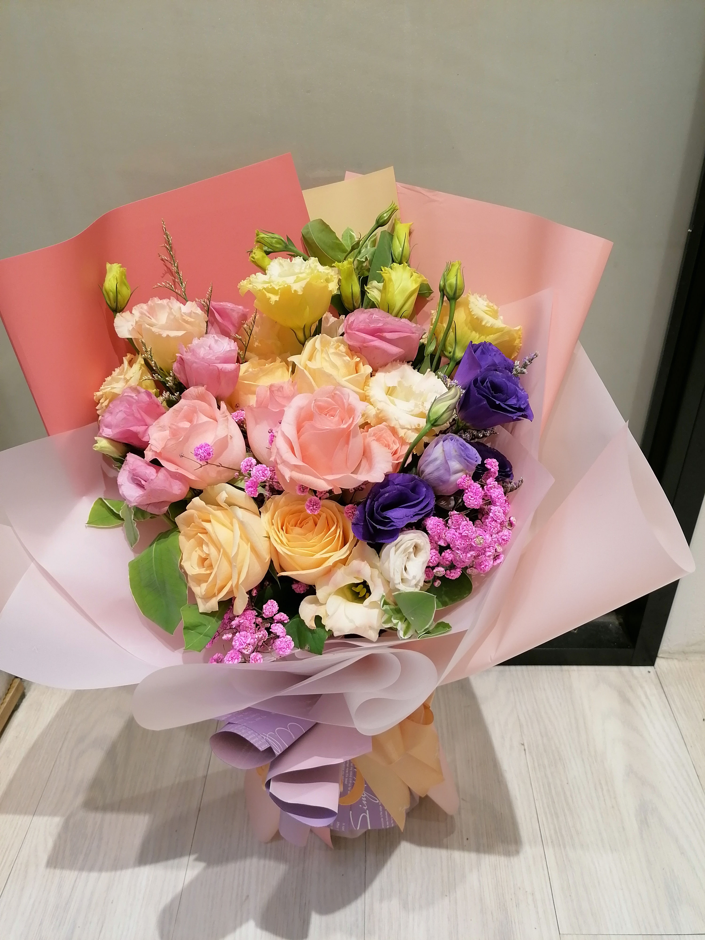 BR-109  8支香檳/粉紅雙色玫瑰桔梗花束