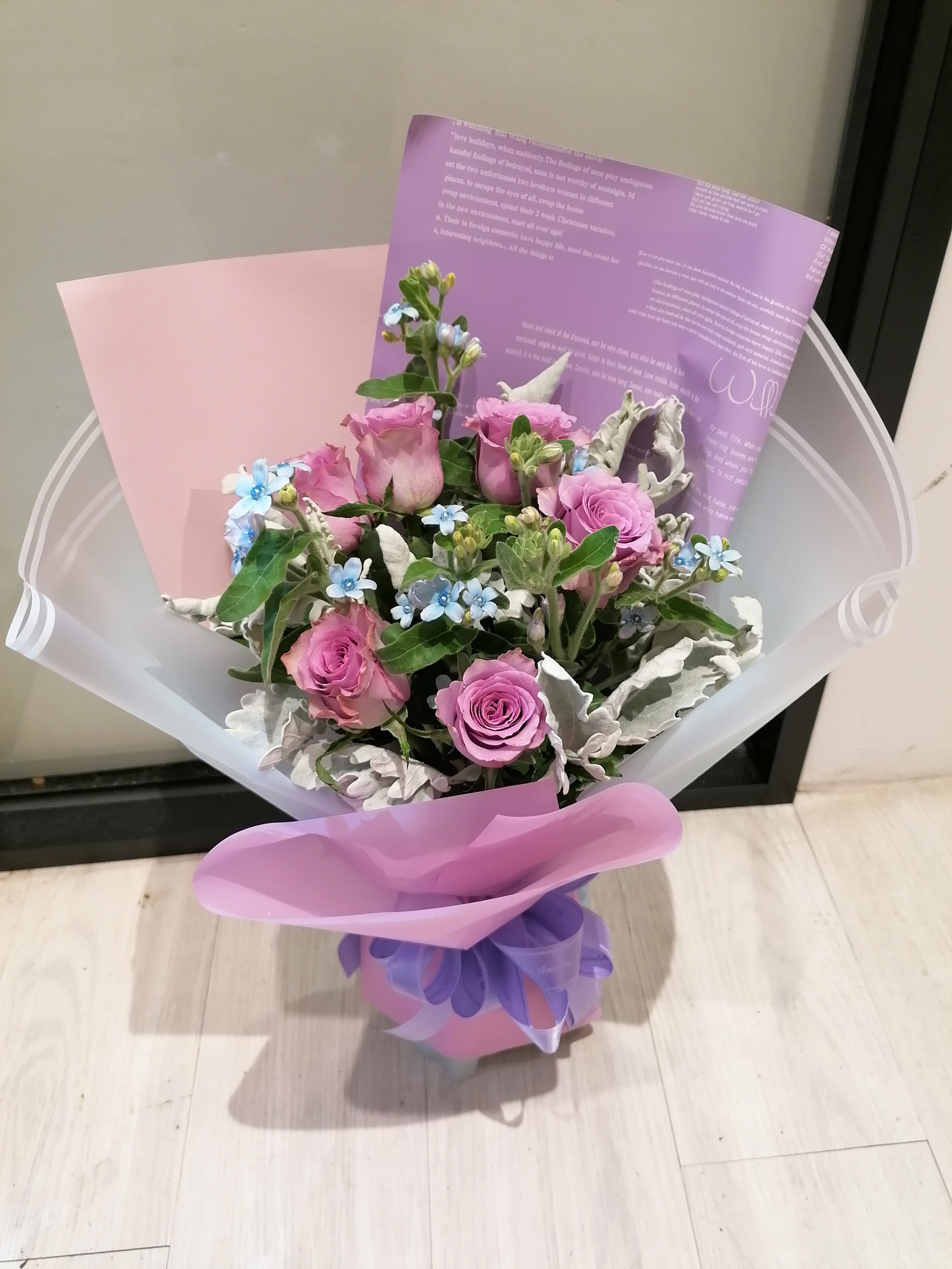 BR-147  6支紫玫瑰藍星花花束