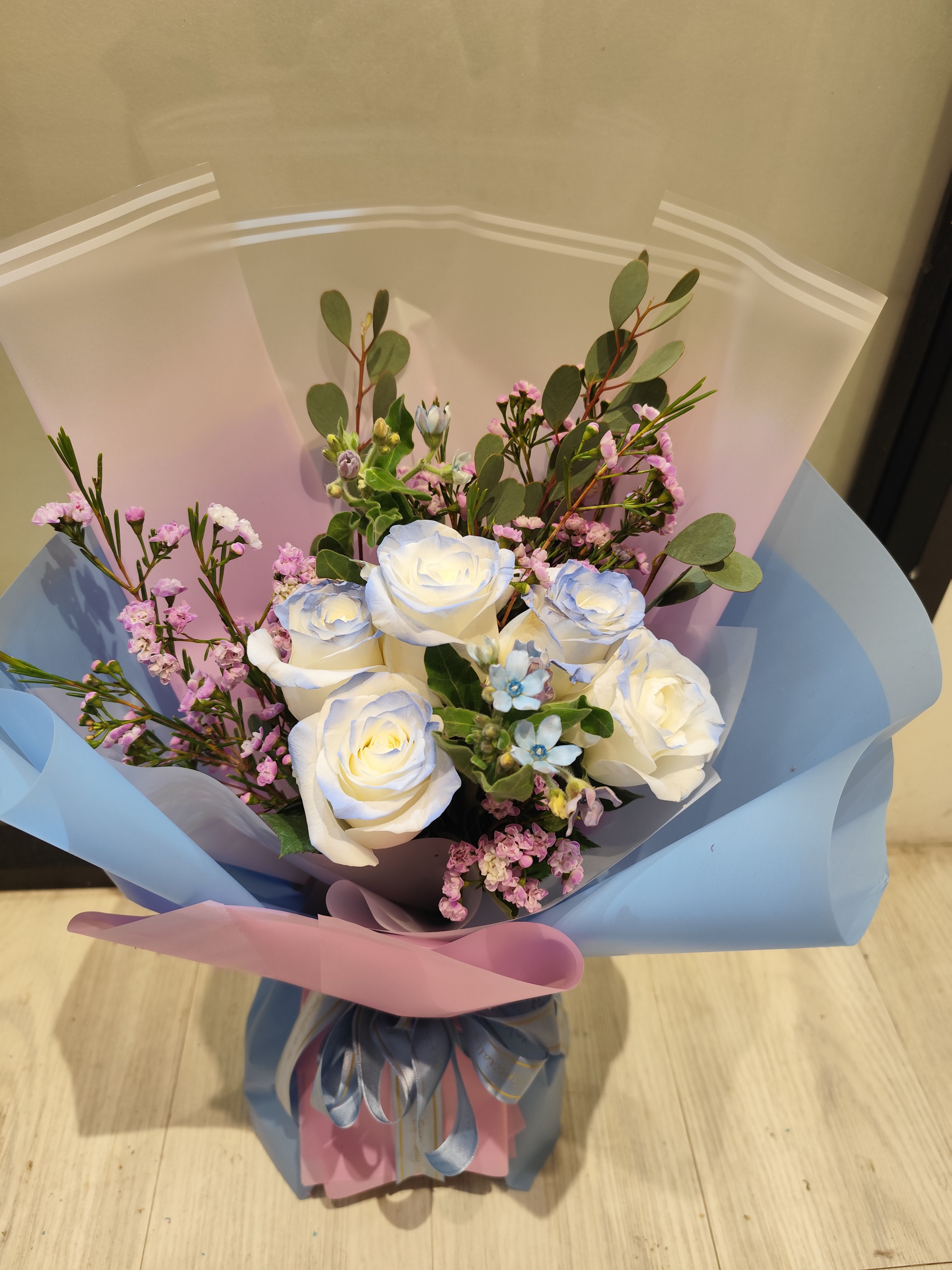 BR-172  5支碎冰藍玫瑰粉紅腊梅花束