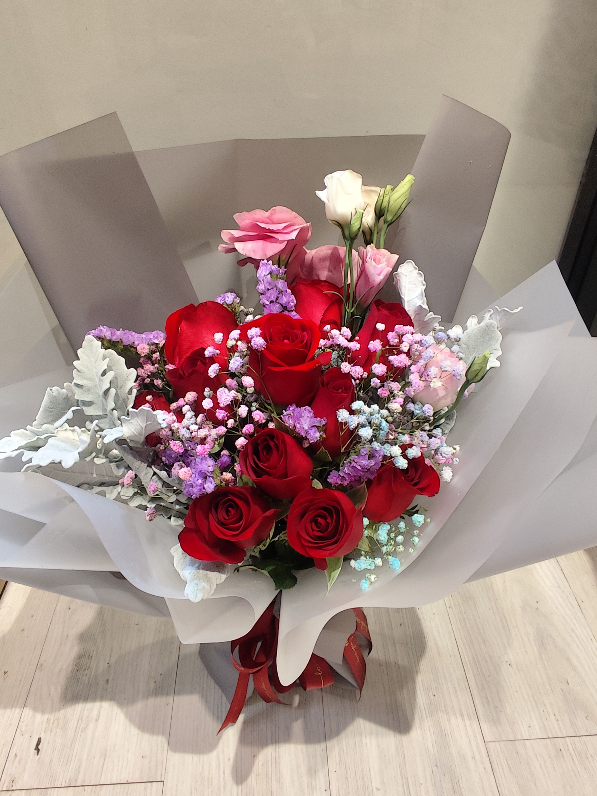 BR-176  11支紅玫瑰滿天星花束