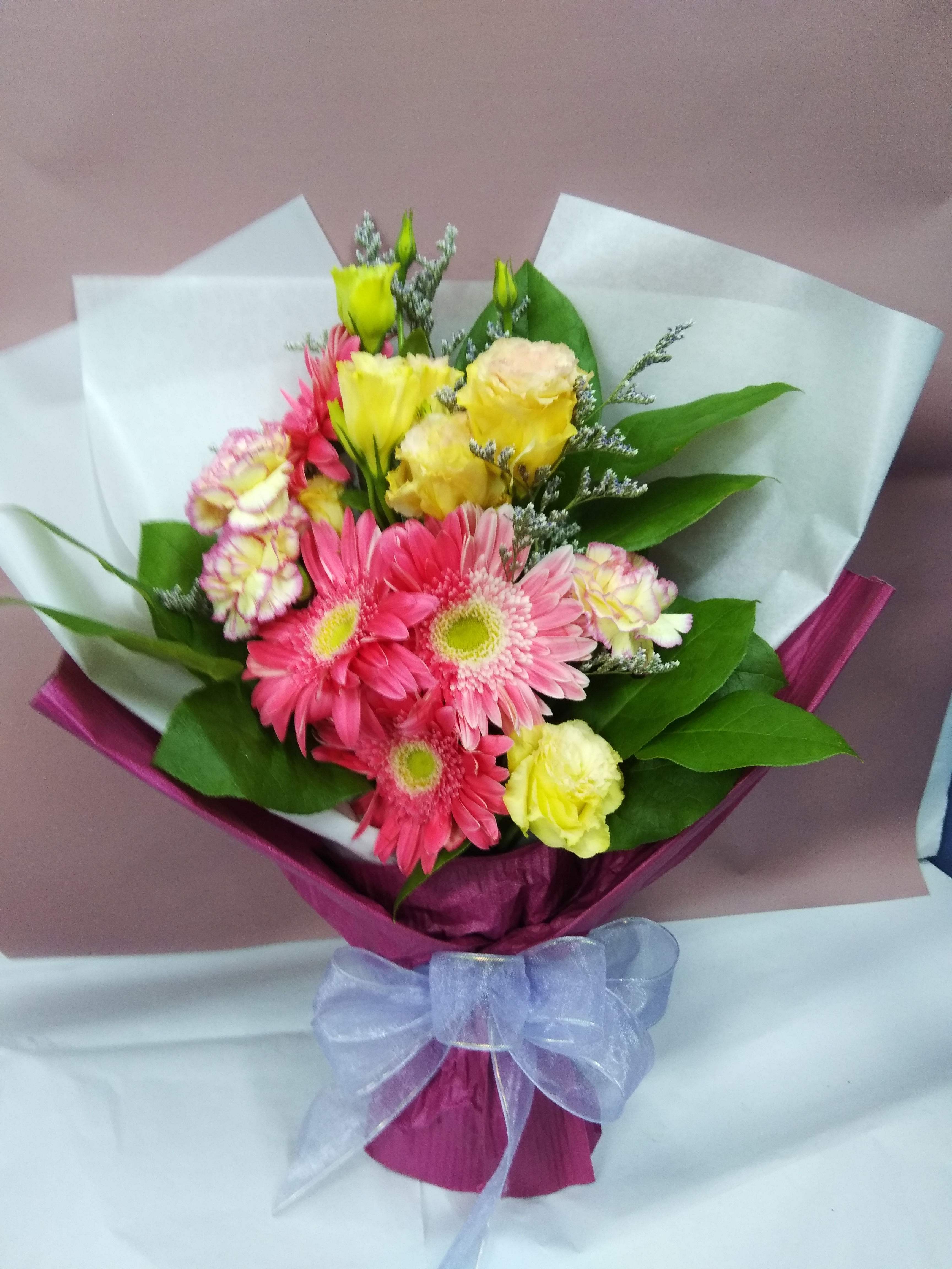 B0-003    6支康乃馨太陽菊花束   Carnation Bouquet