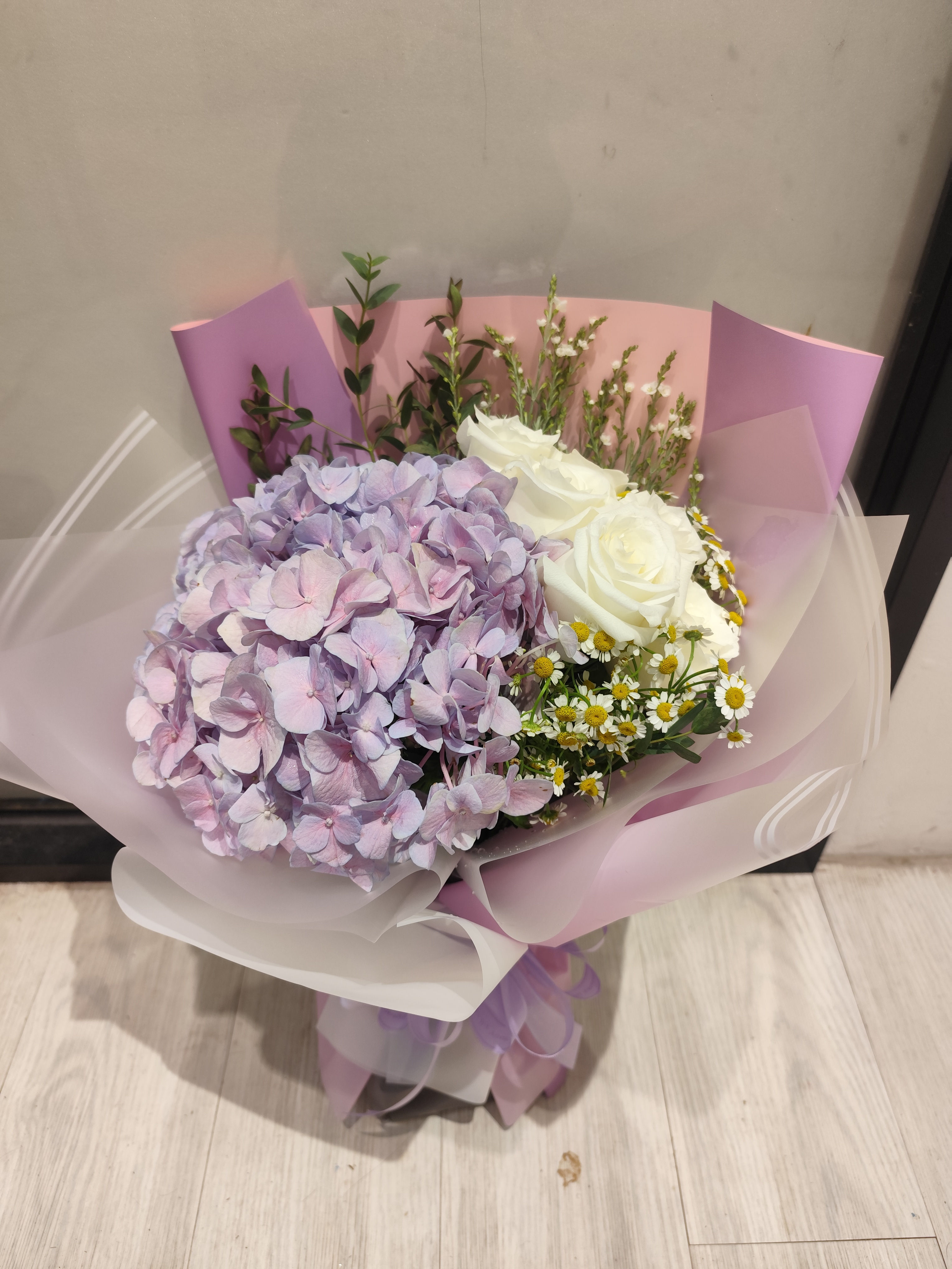 BH-037  綉球6支白玫瑰花束