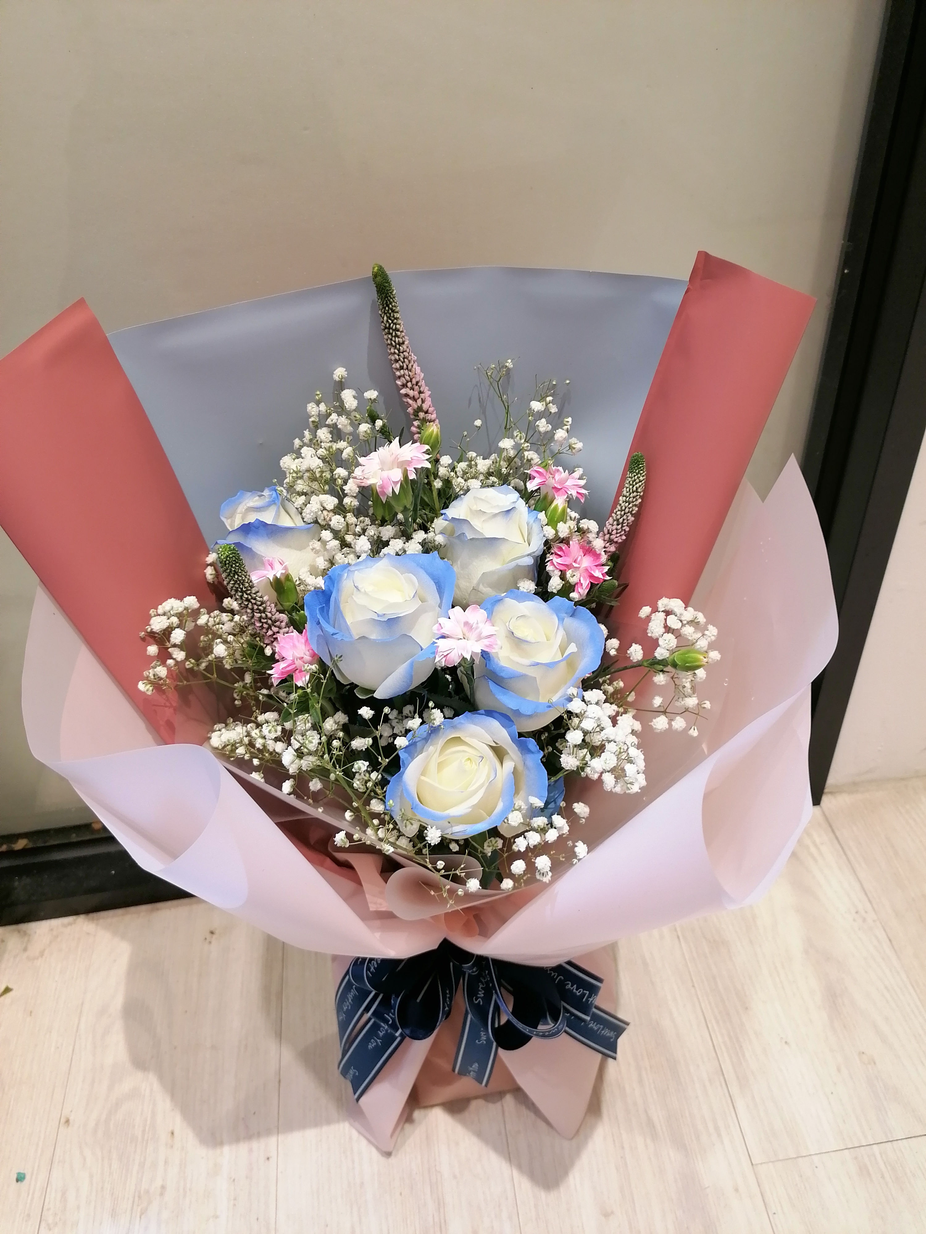 BR-153  5支碎冰藍玫瑰滿天星花束