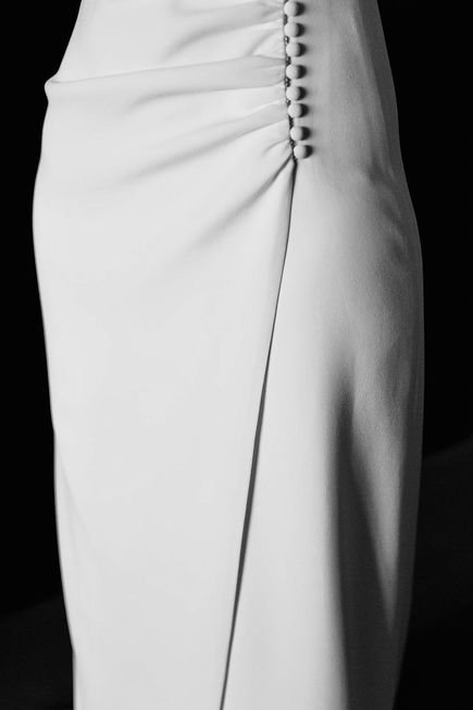 Detalle minimalista del vestido de novia abotonado, elegancia sutil en fotografía de boda por Pedro Sobrado