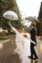 Novia baila bajo la lluvia con paraguas, instante inesperado de boda en Navarra – Pedro Sobrado