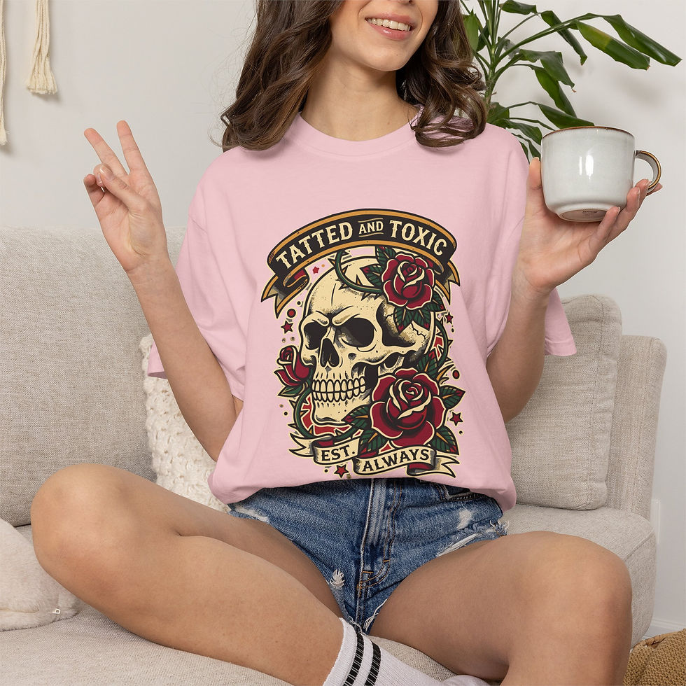 Miniatura: Camiseta de calavera y rosas — Gráfico de tatuaje retro "Tatuado y tóxico"