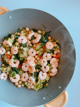 Wok de garbanzos, hortalizas y langostinos ¡Listo en 30 minutos!