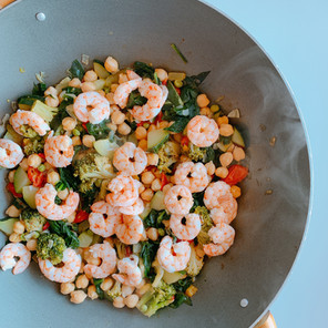 Wok de garbanzos, hortalizas y langostinos ¡Listo en 30 minutos!