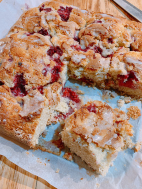 Esponjoso de frambuesas, crumble y azúcar mojado