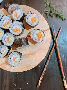 Sushi fácil de salmón, mango y aguacate ¡Hazlo en casa!