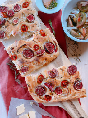 Focaccia esponjosa con higos, tomates, cebolla morada y hierbas