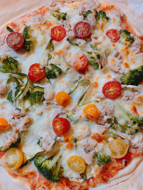Pizza de brócoli, calabacín, atún y mozarella fresca