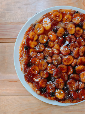Tatin fácil de plátano y arándanos