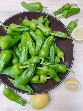 Pimientos Shishito con salsa griega