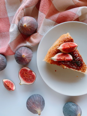 Tarta de limón esponjosa con mermelada de higos casera
