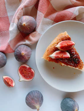 Tarta de limón esponjosa con mermelada de higos casera