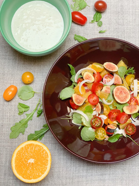 Ensalada de naranja y higos con salsa de queso y albahaca