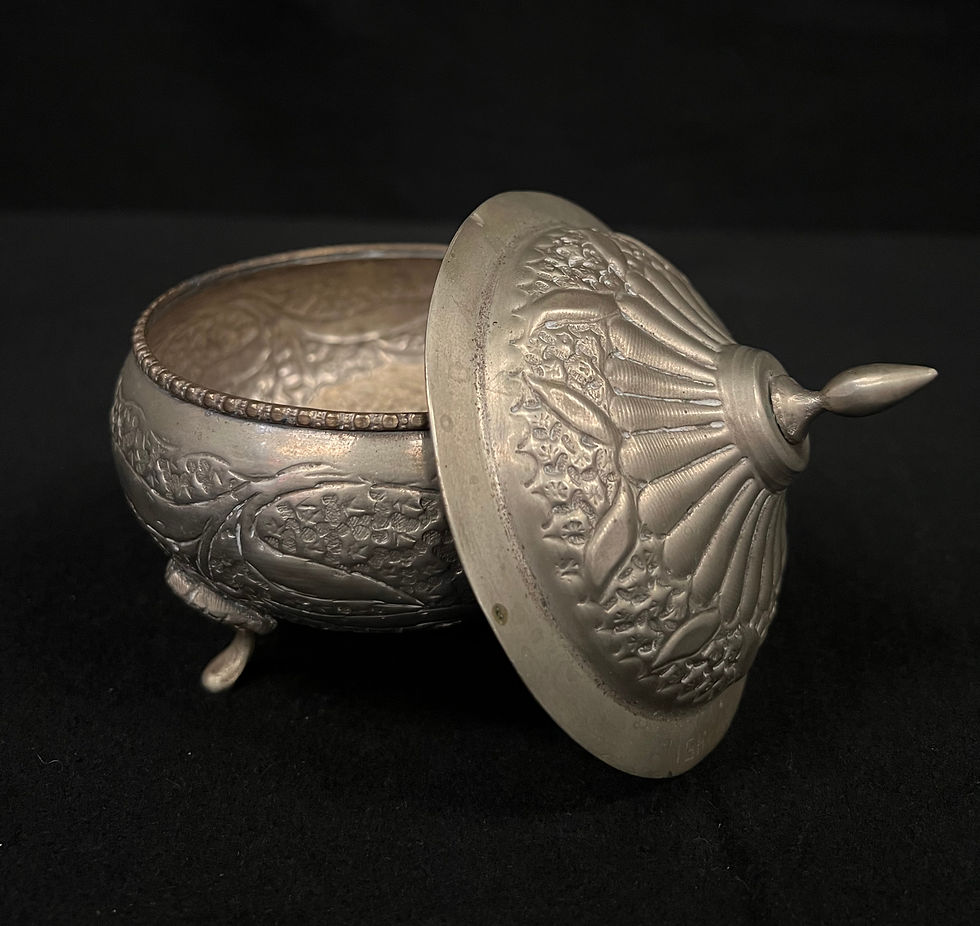 Thumbnail: Small Ornate Stage Lamp