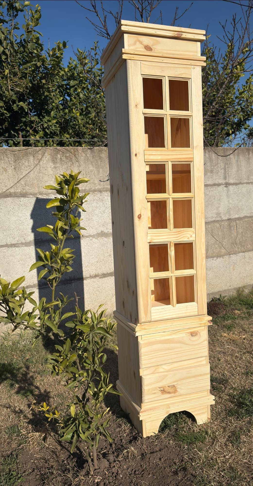MODULAR VITRINA 40 (cuenta con tres estantes  y amplios cajones ,en pino macizo