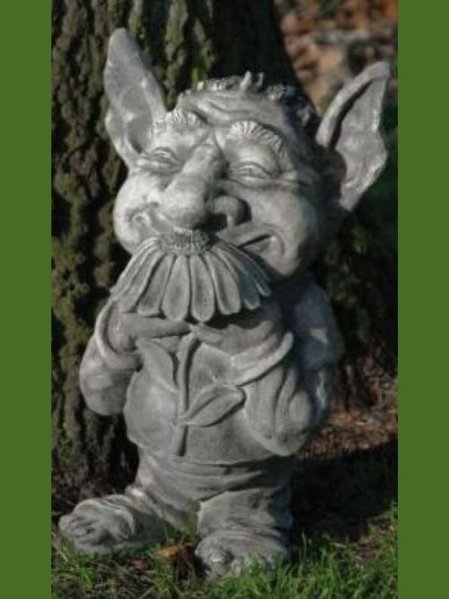 Miniaturbild: Troll Blume Arvid – Gartenskulptur aus Steinguss vor Baum