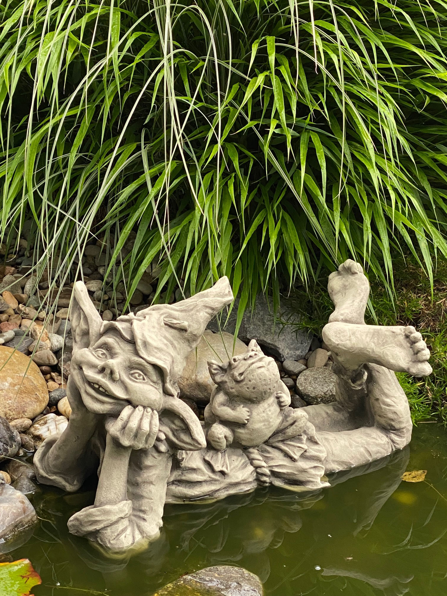 Elfe Holly; mit Frosch Max; Vidroflor; Steinguss; 1221; Betonfigur; Skulptur; Steinfigur; Besonderes für den Teich; Gnom