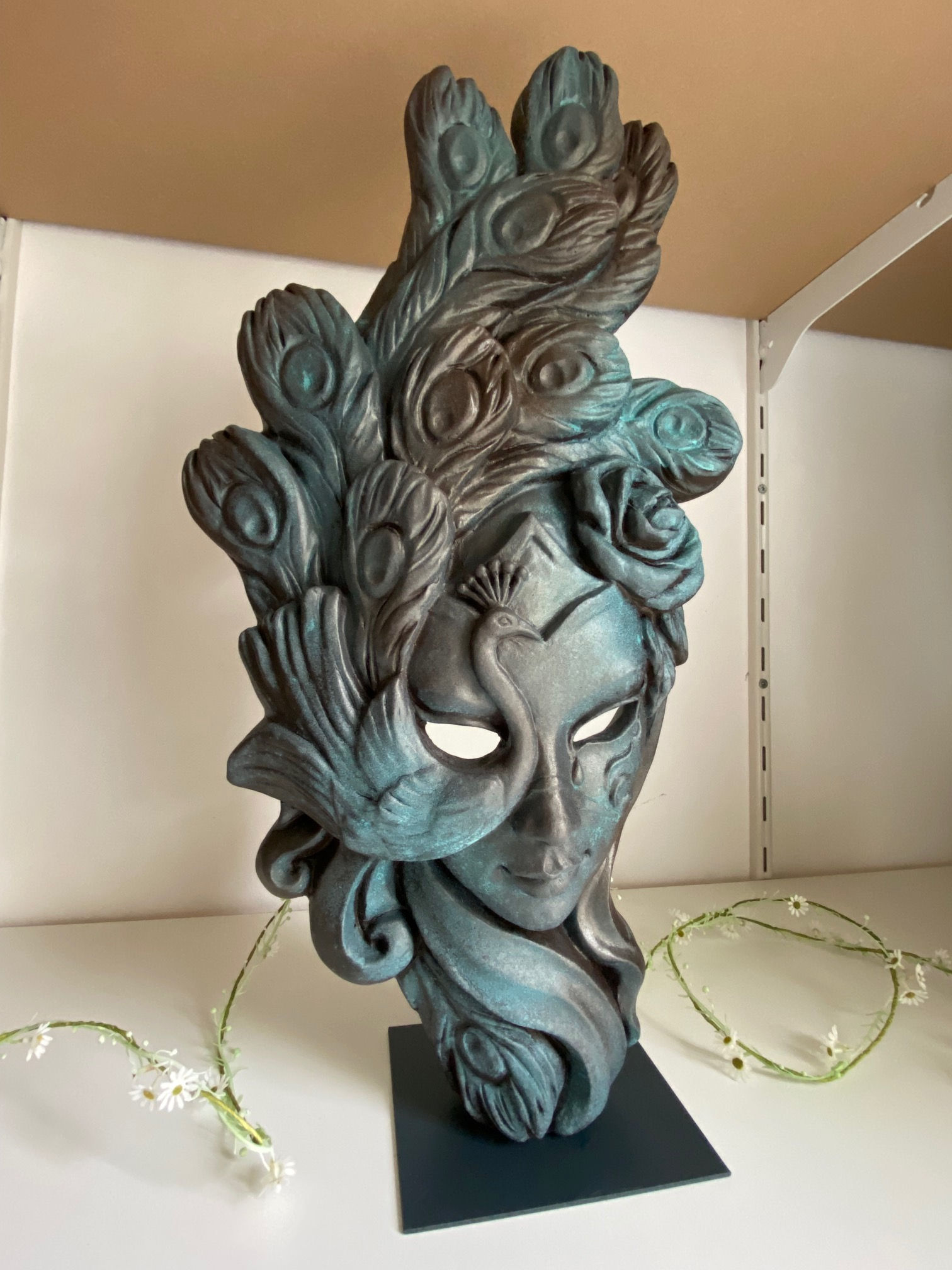 Follia; Steinguss; Bronze; Effekt; Venezianische Maske; Vidroflor; Wandschmuck; zum Stellen auf Ständer; zum Stecken