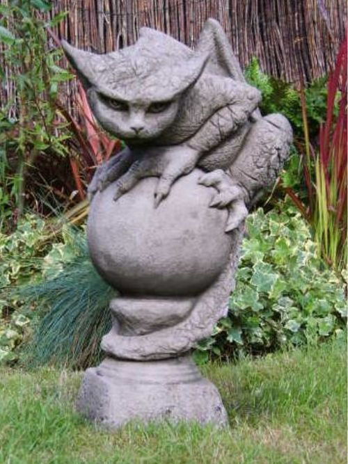 Gargoyle lauernd Oscar aus Steinguss von Fiona Jane Scott