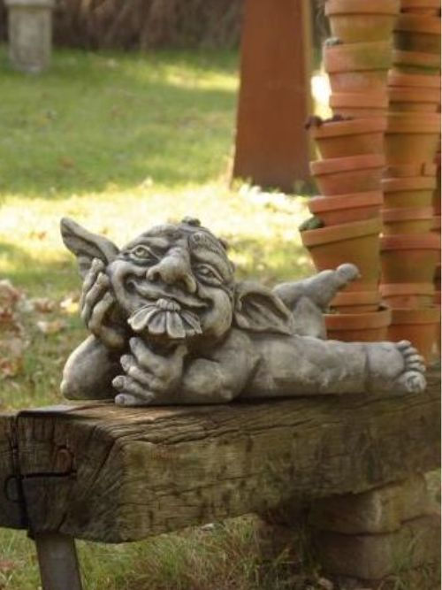 Miniaturbild: Troll Faulenzer mit Blume – Skulptur aus Steinguss auf Bank, Seitenansicht