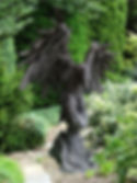 große Adler Figur aus dunklem Steinguss von Vidroflor – 152 cm hohe Garten-Steinfigur mit ausgebreiteten Flügeln, wetterfest