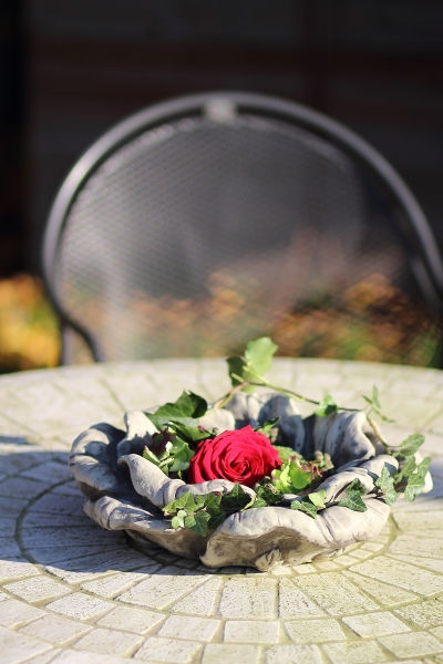 Gartendekoration; Tisch; Vidroflor; Gartenfigur; 114733; Steinguss; Rosenschale; Rosenblüte; aus Stein; Betonguss; Deko