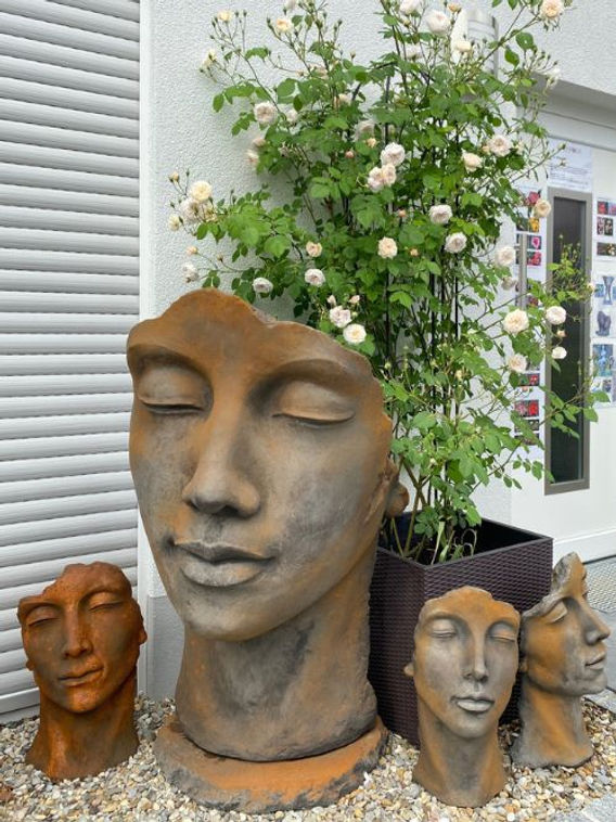 Moderne Steinfiguren Gesichter von Vidroflor aus Steinguss