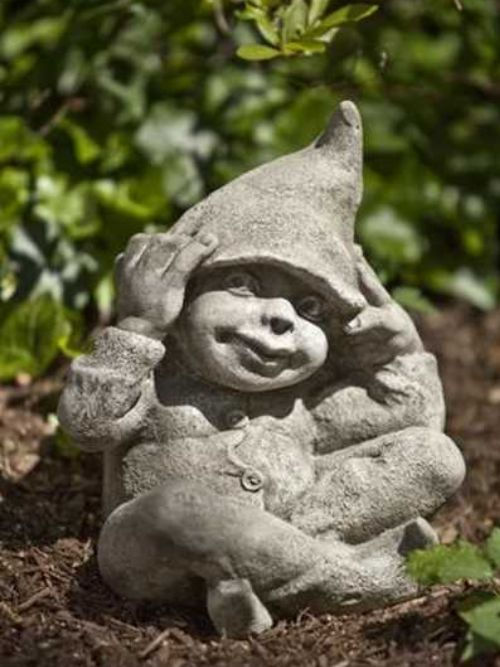 Kobold Martin aus Steinguss – Gartenfigur Wichtel mit Mütze