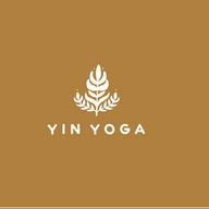 Yin Yoga Schrift auf braunem Hintergrund