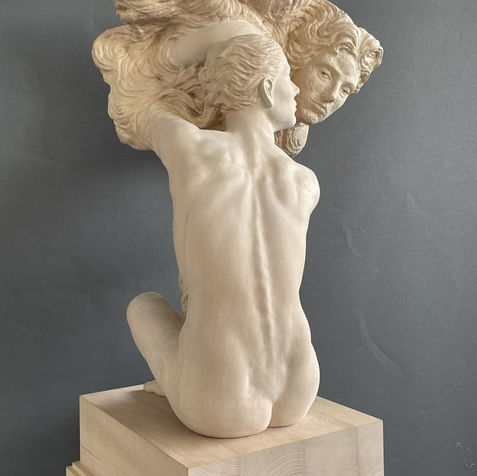 Houten sculptuur Sonate van Margot Homan – sierlijke vrouwelijke figuur in vloeiende beweging, 74 cm hoog, een harmonisch spel van vorm en emotie.