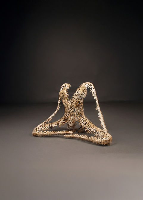 Zittende metalen vrouwensculptuur – Roxy van Nimrod Messeg, 42x64x30 cm