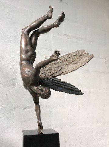 Bronzen sculptuur Lucifer van Margot Homan – mannelijke torso in expressieve pose, verbeelding van kracht, strijd en mythologische symboliek.

