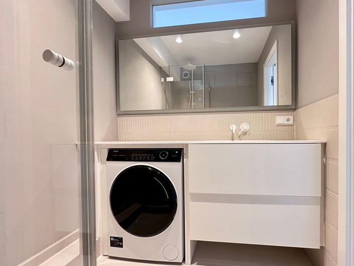 Einzimmerwohnung, Muenchen, Raumoptimierung, maßgefertigte Badezimmermöbel, integrierte Waschmaschine, Funktionalität, Stauraum, Büro, MoIo Interior Design
