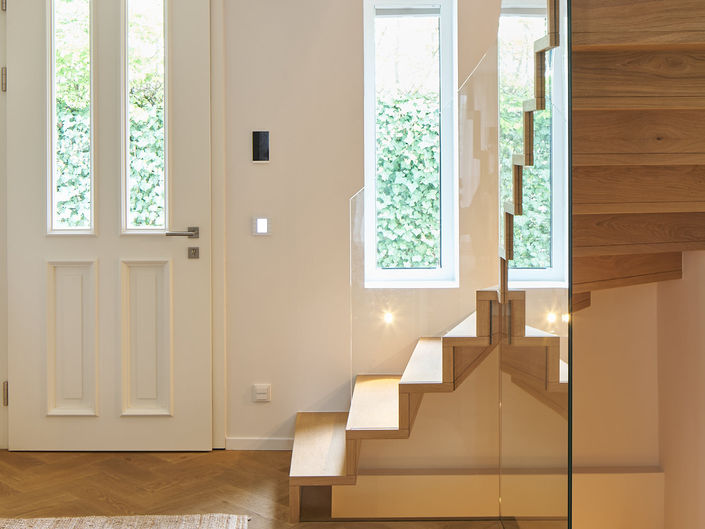 Eingang und Treppe nach der Renovierung, Stadtvilla Stuttgart, Sanierung Diele, Lichtdurchflutete Diele