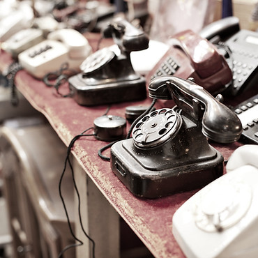 Old%20telephones%20in%20a%20row_edited.j