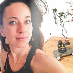 Emilie Pages Yoga Maison Magique.png