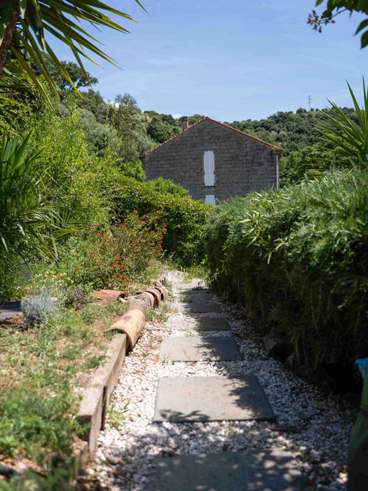 Sentier fleuri menant à une bâtisse du Jardin d'Antoine
