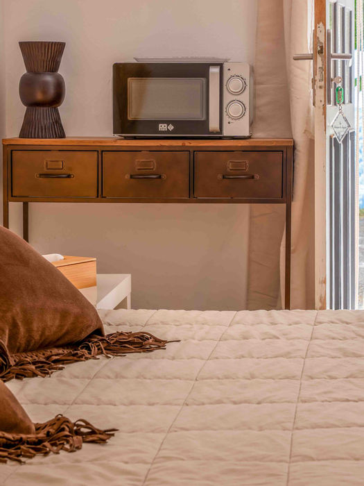 Micro-ondes sur console en bois dans la chambre Joséphine.